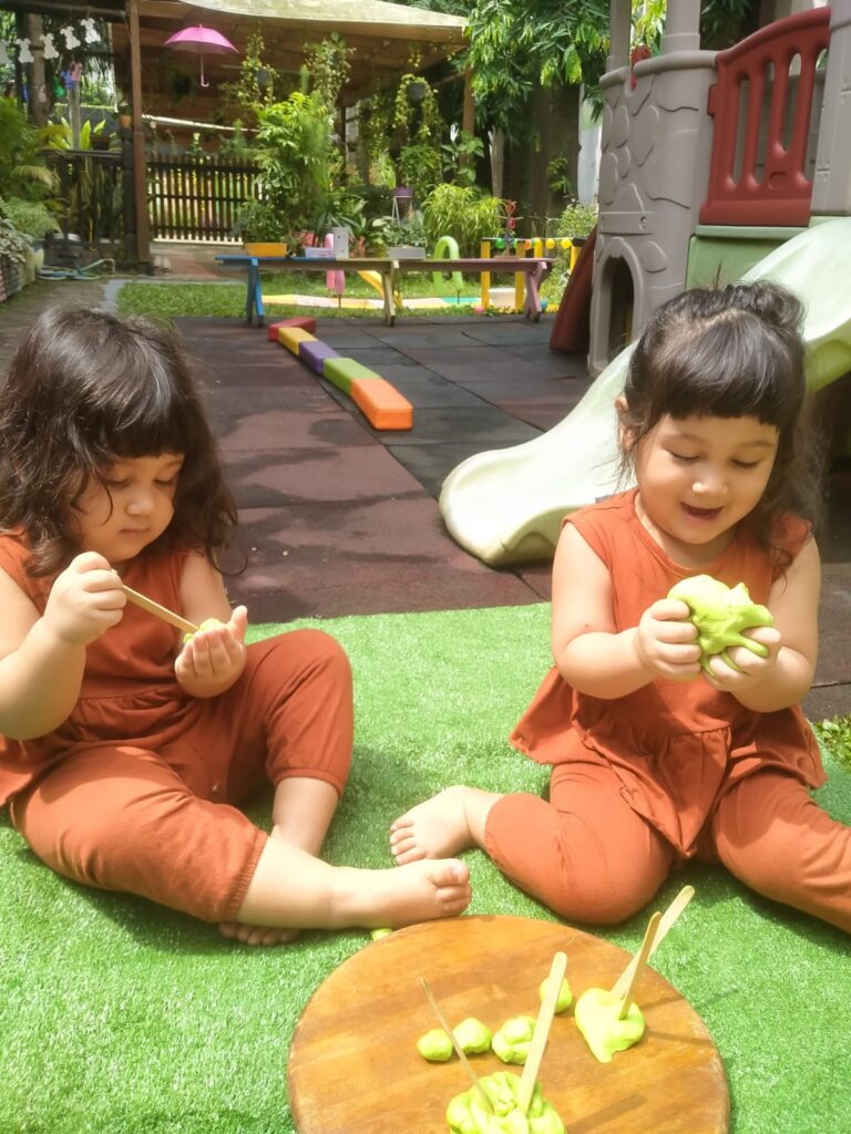 Anak-anak bermain di rumput